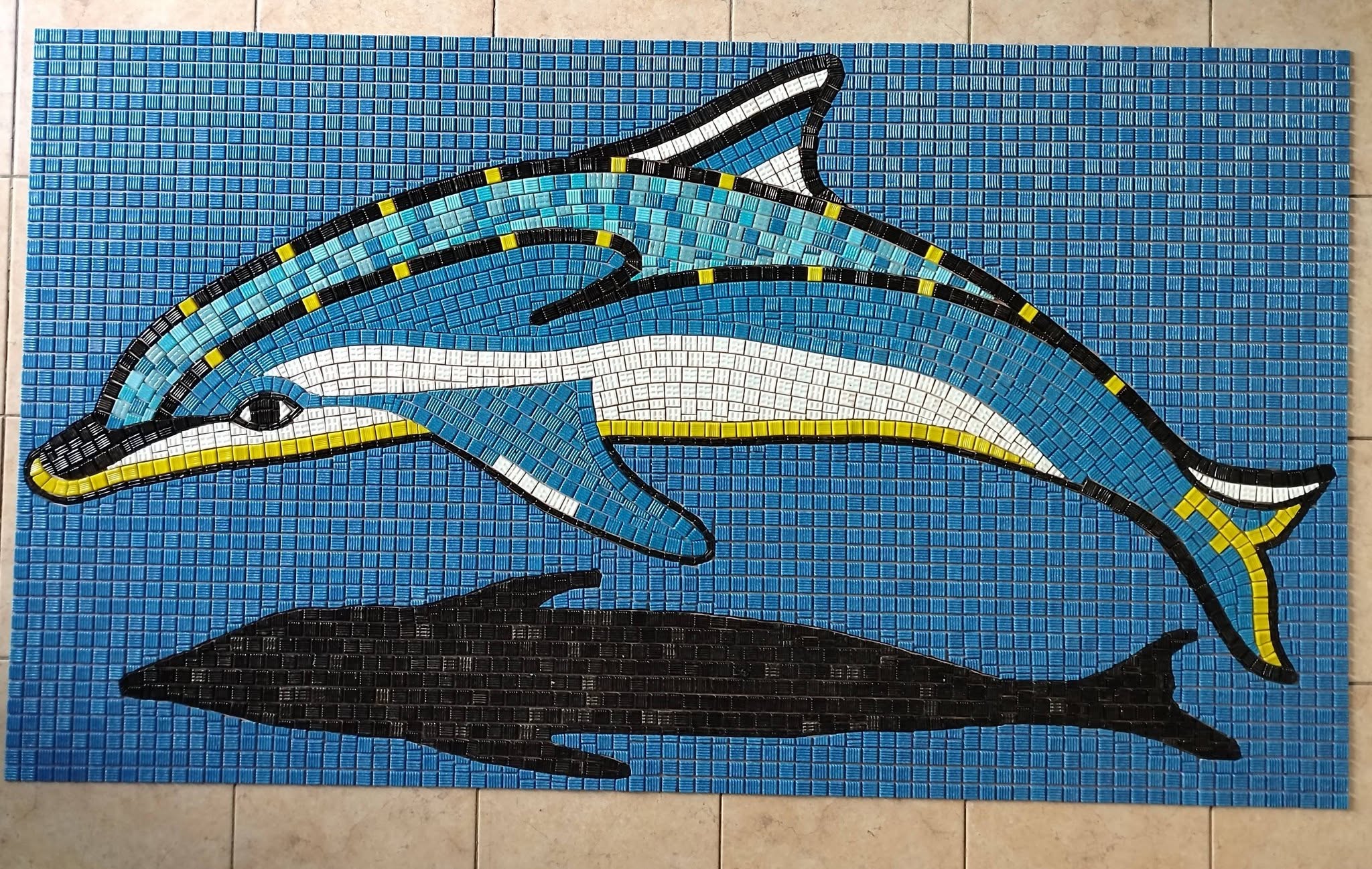 Delfín artesanal elaborado en mosaico azul