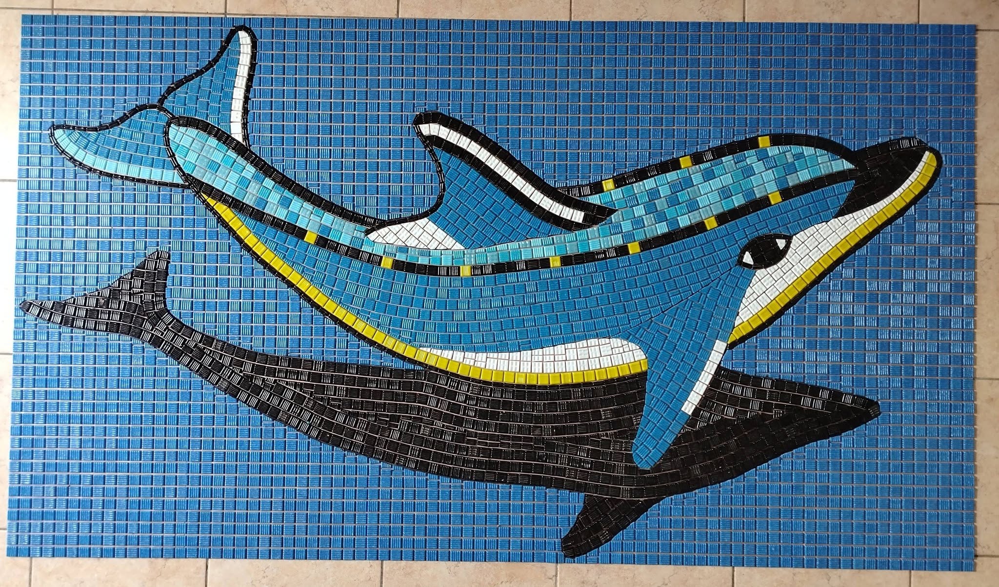 Delfines terminados en mosaico