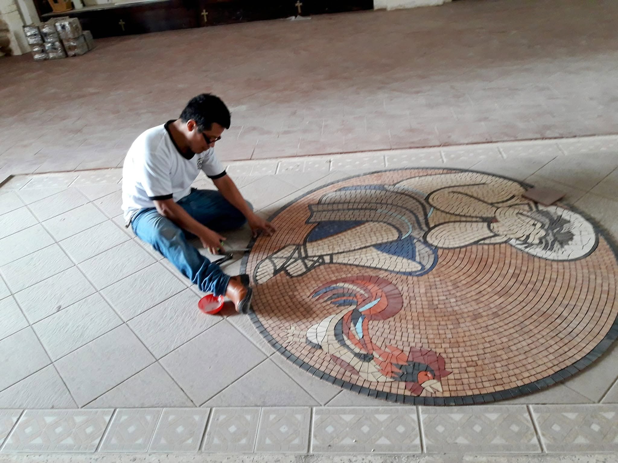 Instalación de mosaico en iglesia