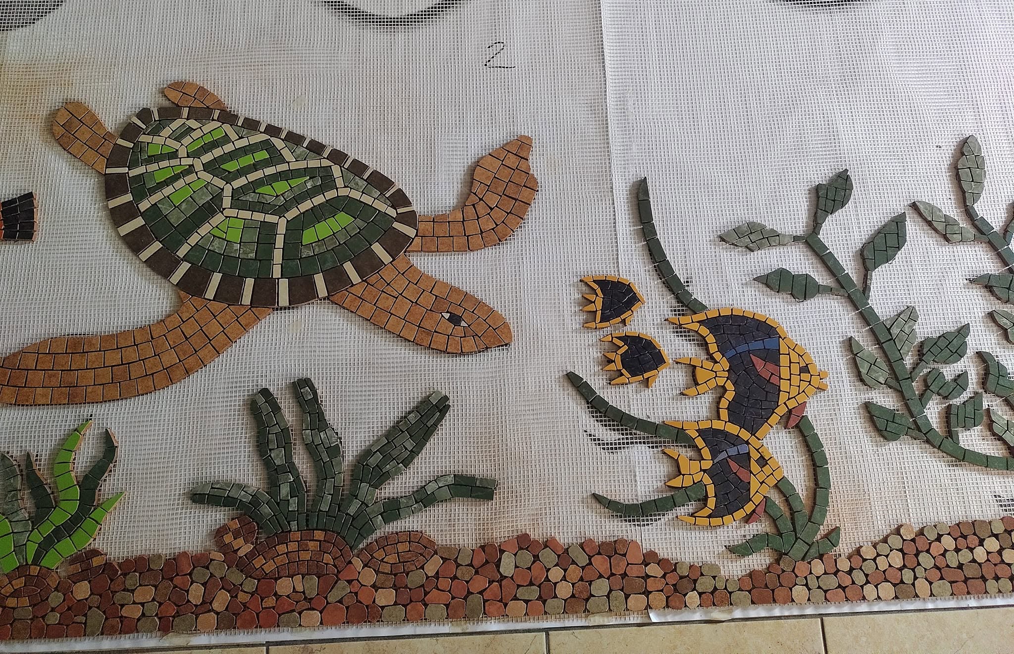Mural de tortuga, peces y vegetación en mosaico